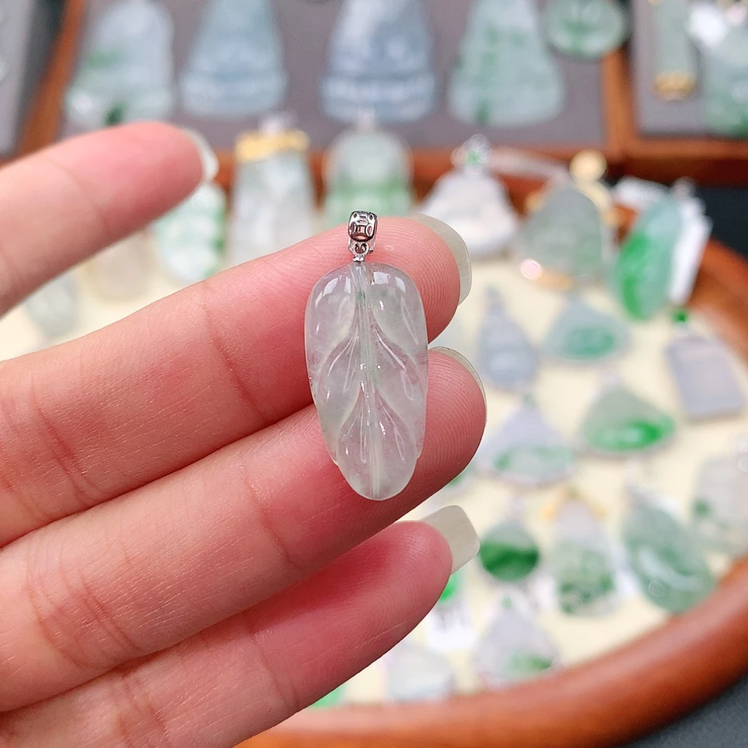 颈饰18K金镶嵌翡翠叶子