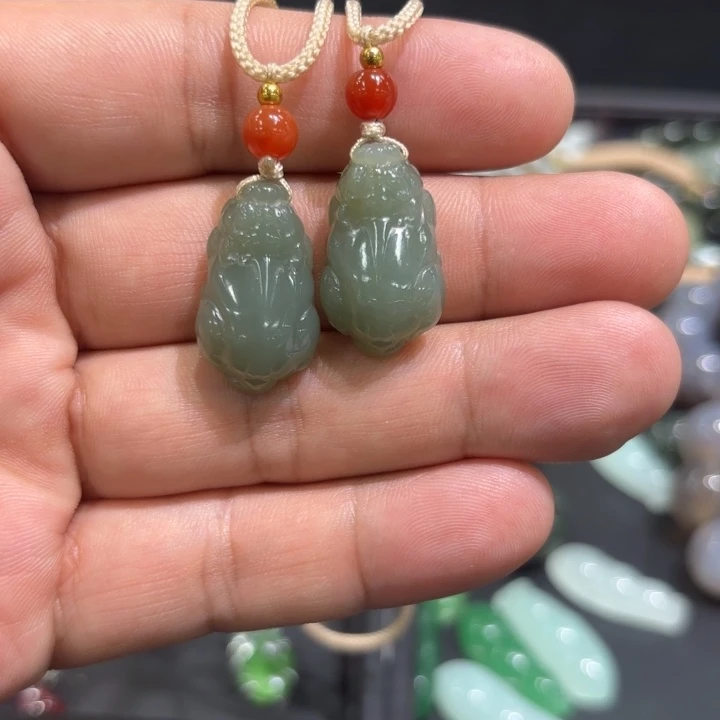 查罗石合金颈饰貔貅