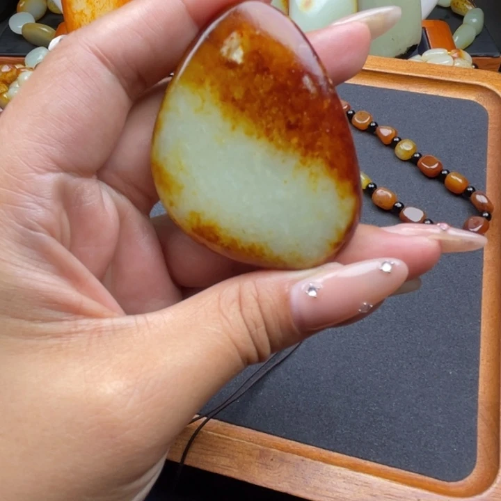 和田玉未镶嵌颈饰宾*