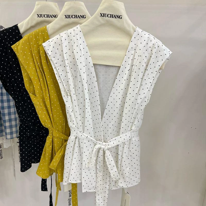 韩版2025夏季新款时尚设计感收腰系带V领波点无袖百搭小衫上衣女