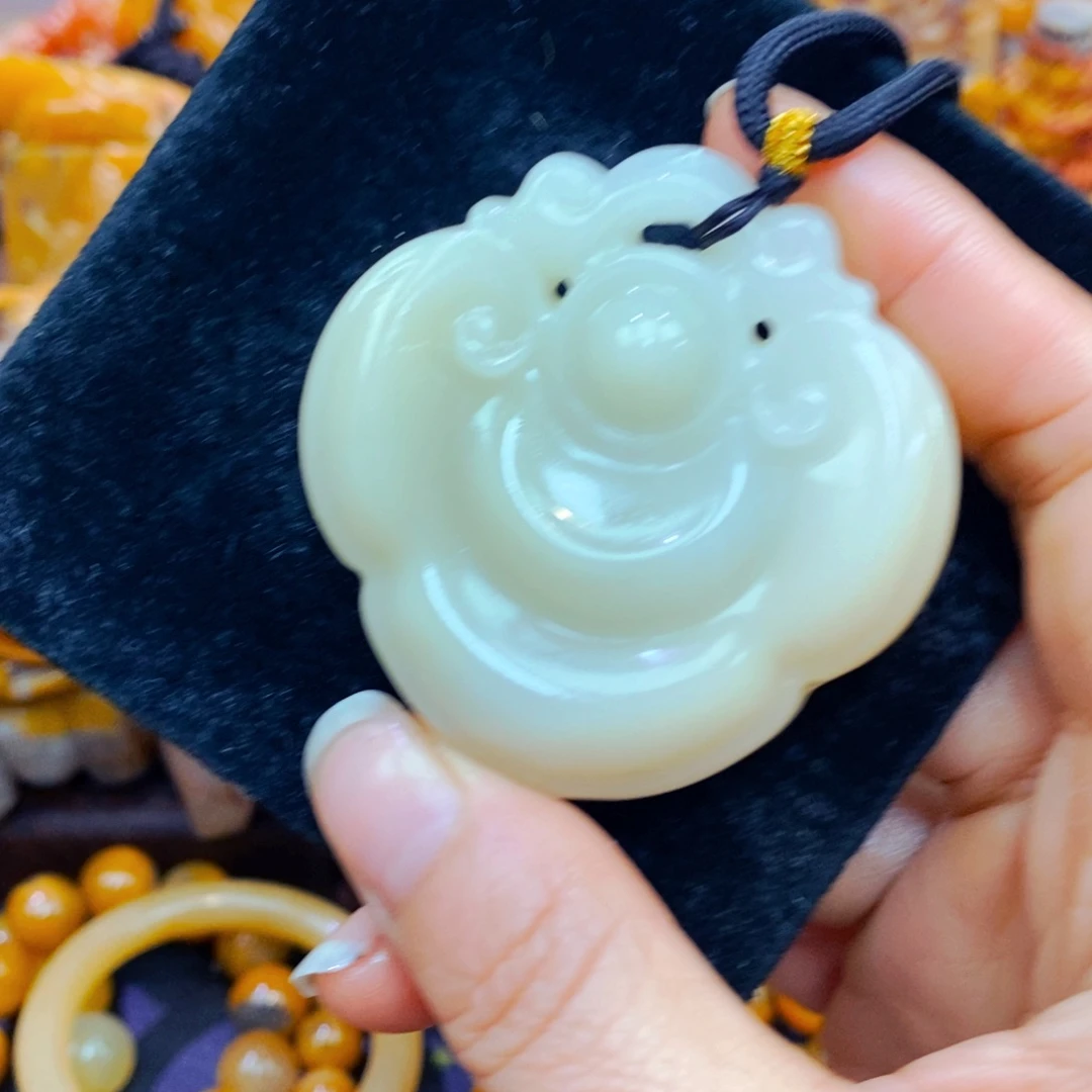 未镶嵌石英质玉（黄龙玉）颈饰