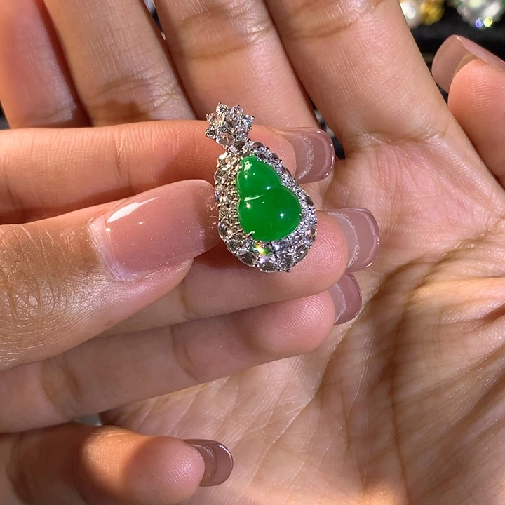 翡翠18K金镶嵌颈饰阳绿葫芦