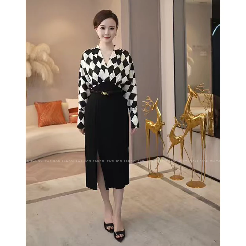 2025秋冬新款【OU-Q5】法式轻奢棋盘格拼接V领收腰长袖连衣裙子女