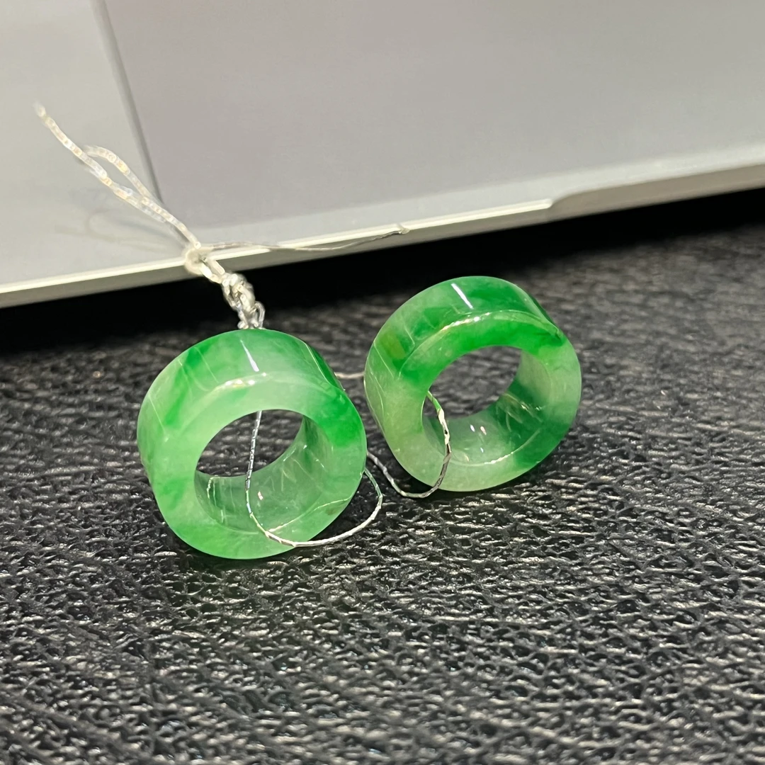 优翠珠宝冰飘辣阳绿色翡翠路路通大圈口15.8-6.9/内圈9.9mm一对走