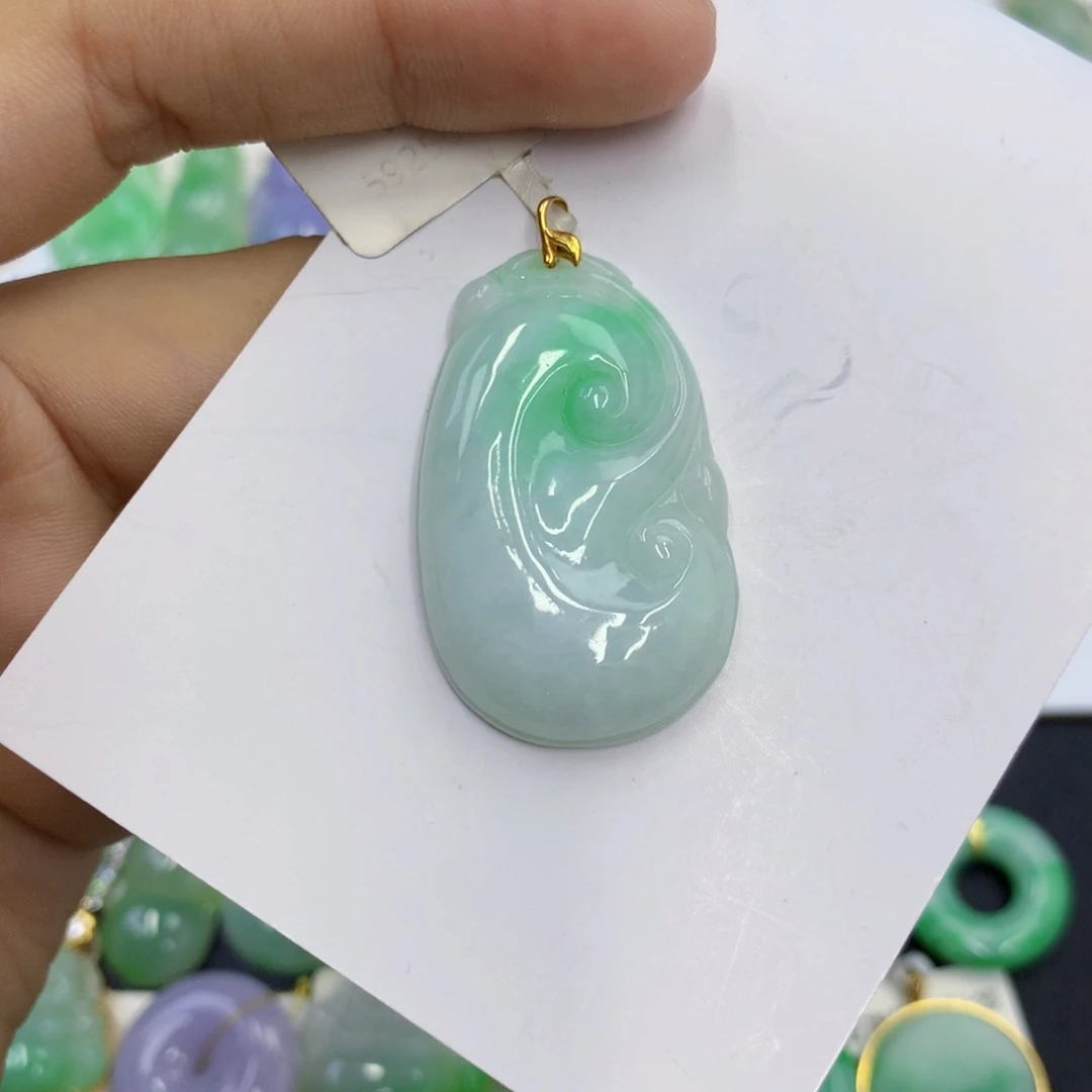 翡翠18K金镶嵌颈饰翡翠