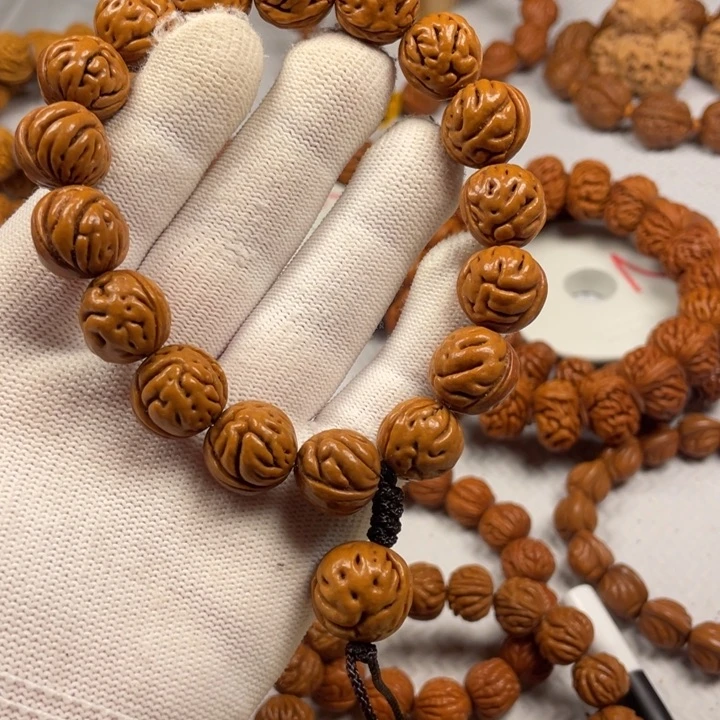 1号链接桃核手串一个