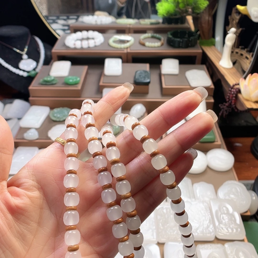 众***窗石英质玉（金丝玉）未镶嵌颈饰新疆金丝玉