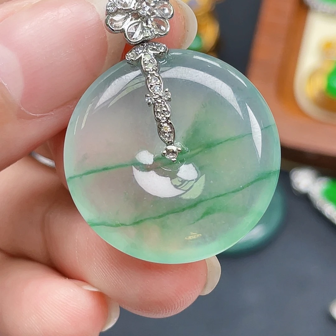 翡翠18K金镶嵌颈饰绿飘花平安扣