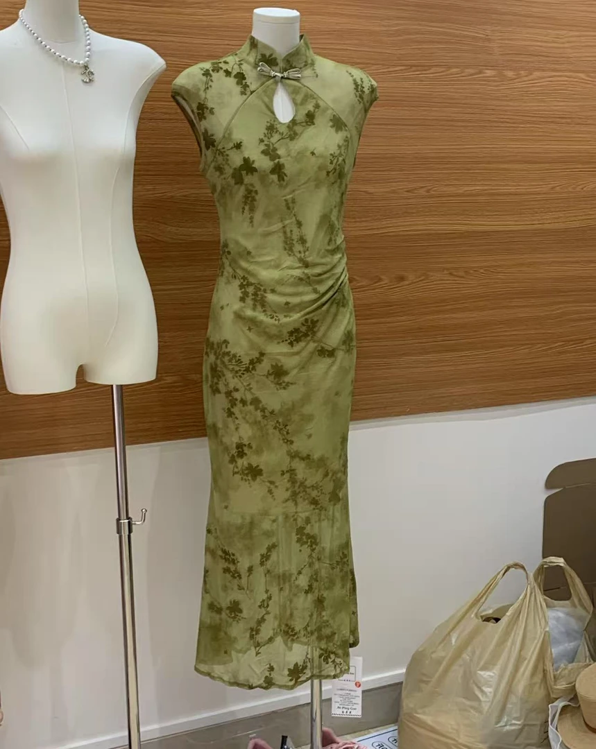 《利利家》2025新款花瓣绿色旗袍挂脖连衣裙女时尚轻奢长裙