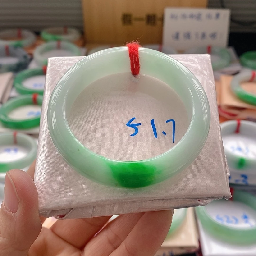 翡翠手镯未镶嵌有*手镯
