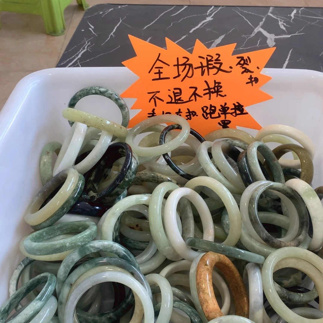透闪石-蛇纹石玉手镯未镶嵌曾****经