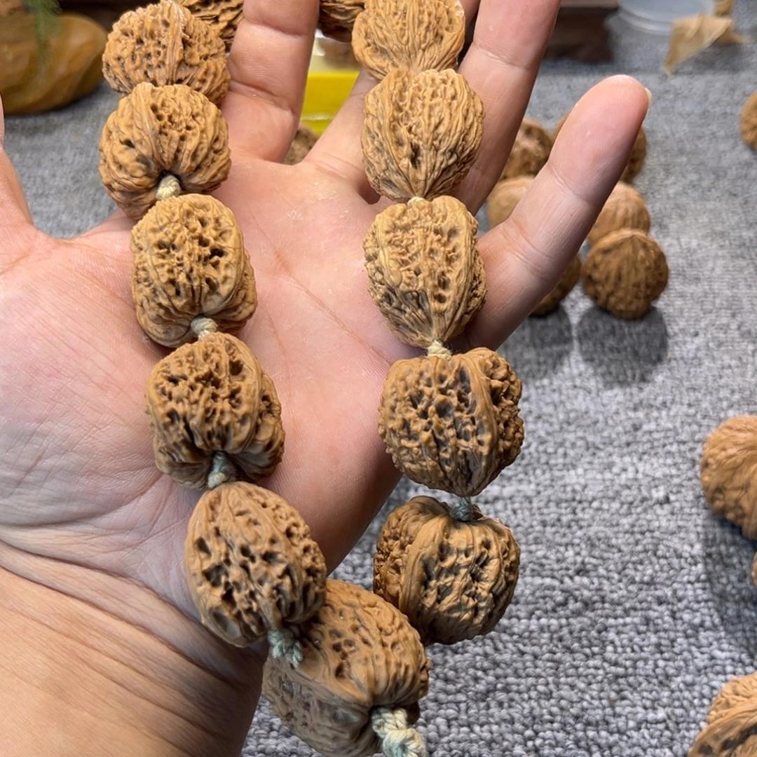 文玩核桃把件28左右南疆手持浮黄