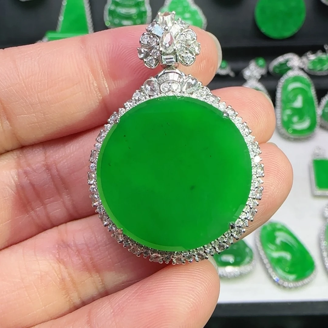 翡翠18K金镶嵌颈饰吊坠