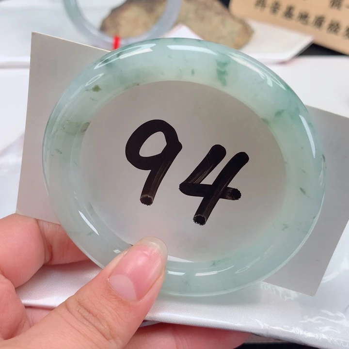 翡翠手镯（圆镯）未镶嵌圆条55.56