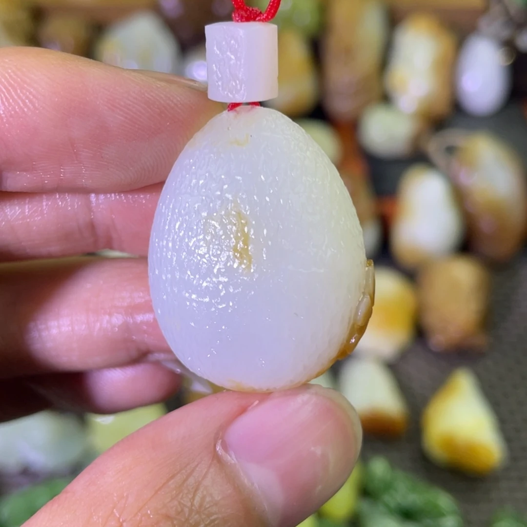 颈饰未镶嵌和田玉且末金山糖白吊坠