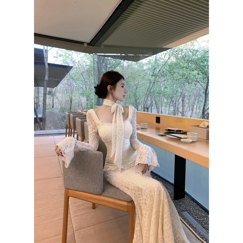 法式复古喇叭袖鱼尾包臀连衣裙女秋冬宫廷风修身显瘦蕾丝长裙新款