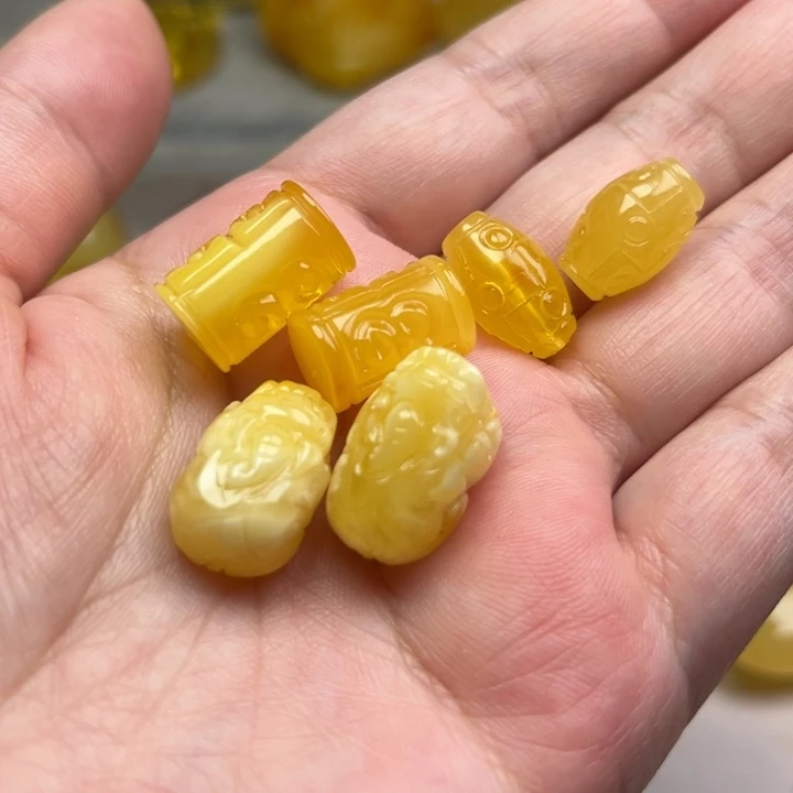 未镶嵌颈饰琥珀蜡****。琥珀蜜蜡