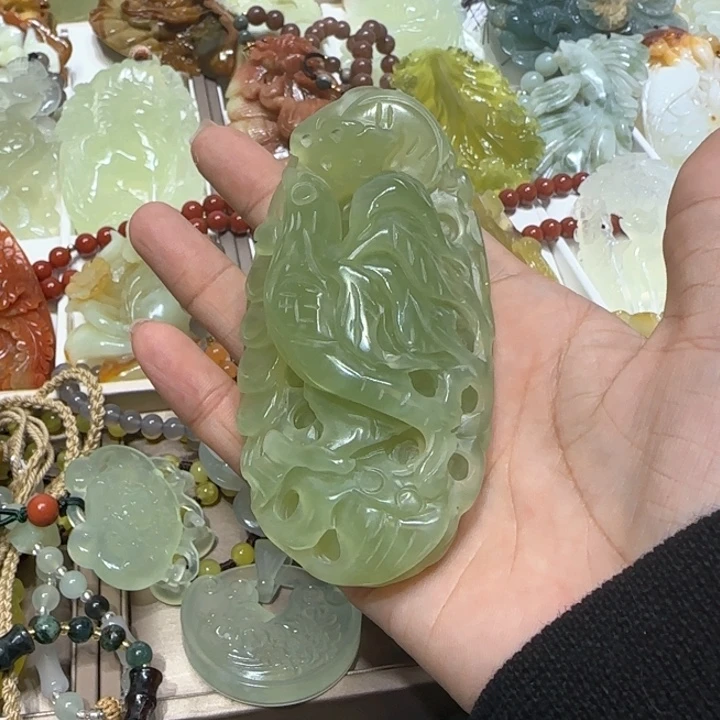 蛇纹石玉吊坠未镶嵌一**花