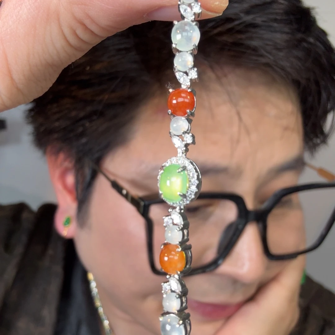 翡翠未镶嵌颈饰一件