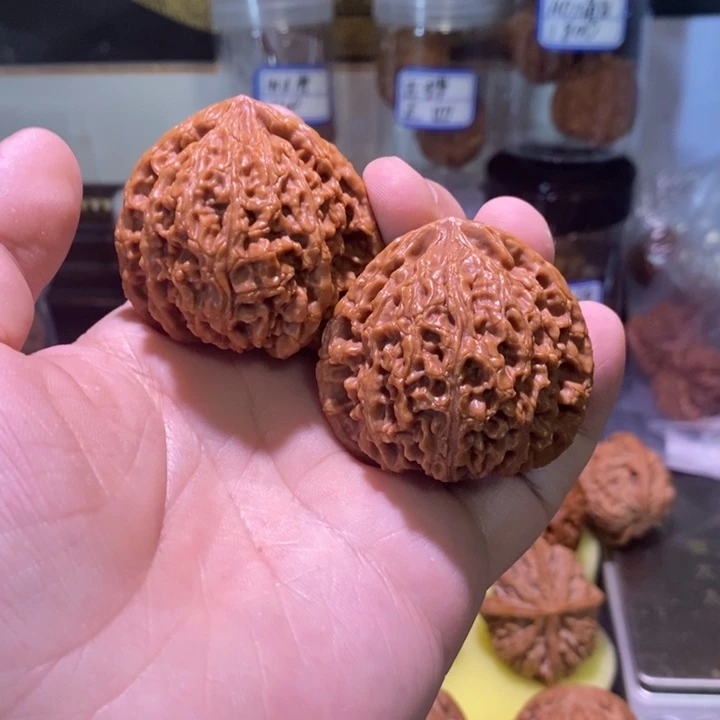 文玩核桃吊坠昌平虎头王