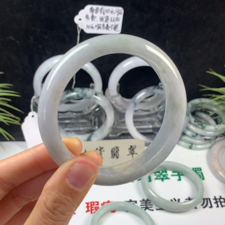 翡翠未镶嵌手镯52号。 57圈