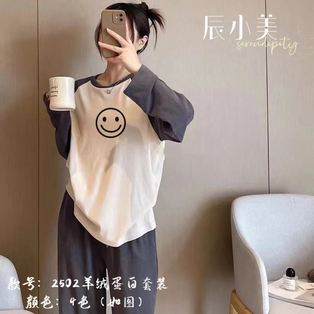 2502 拼色圆领秋冬家居服套装大笑脸