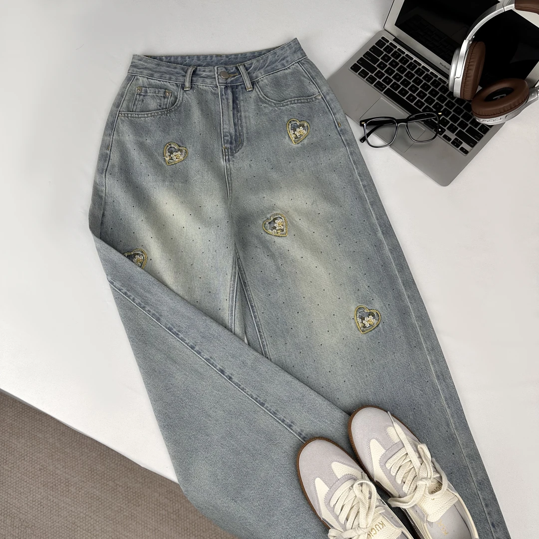 简约复古刺爱心烫钻直筒休闲牛仔裤 1098