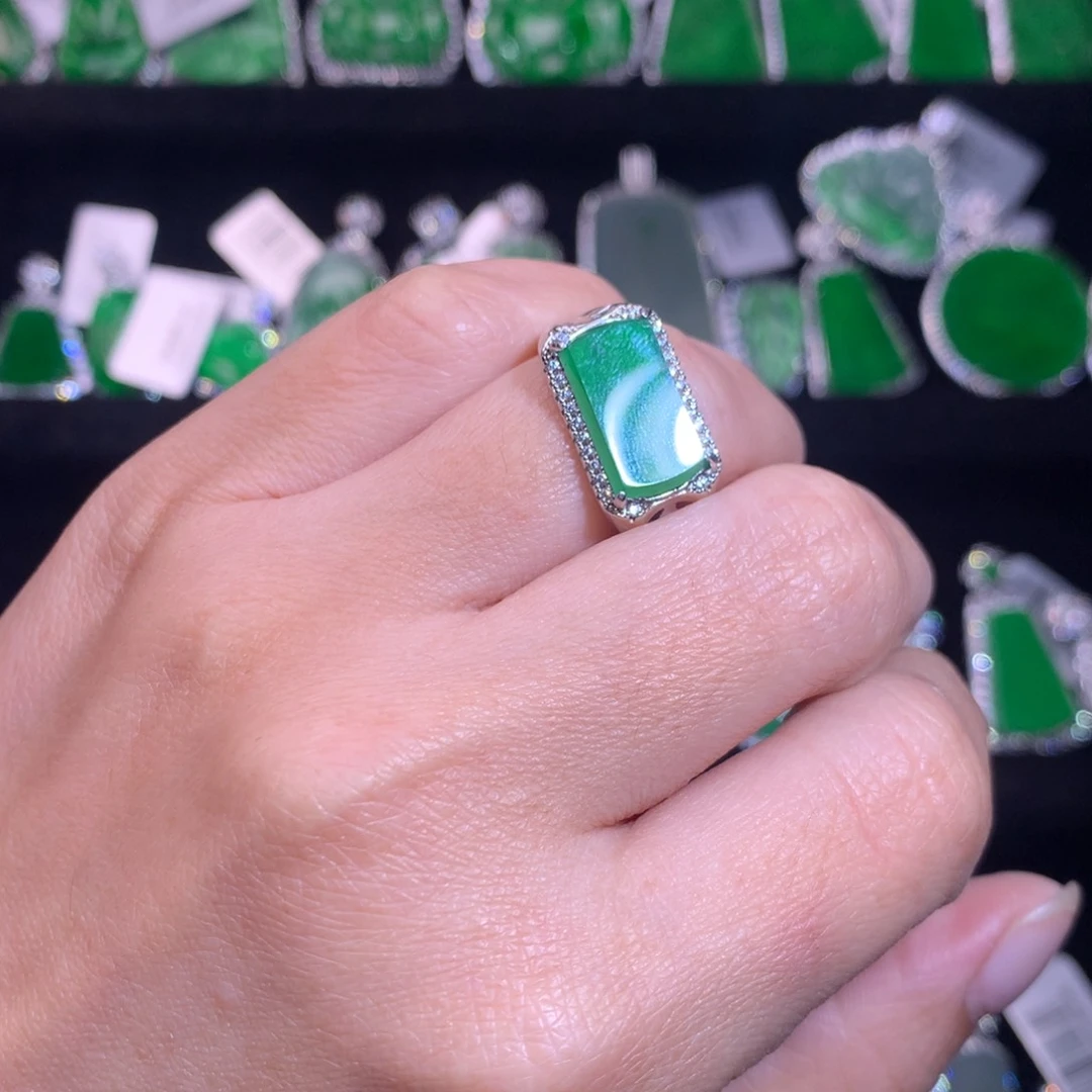 【闪购商品】银S925镶嵌戒指翡翠糖**?