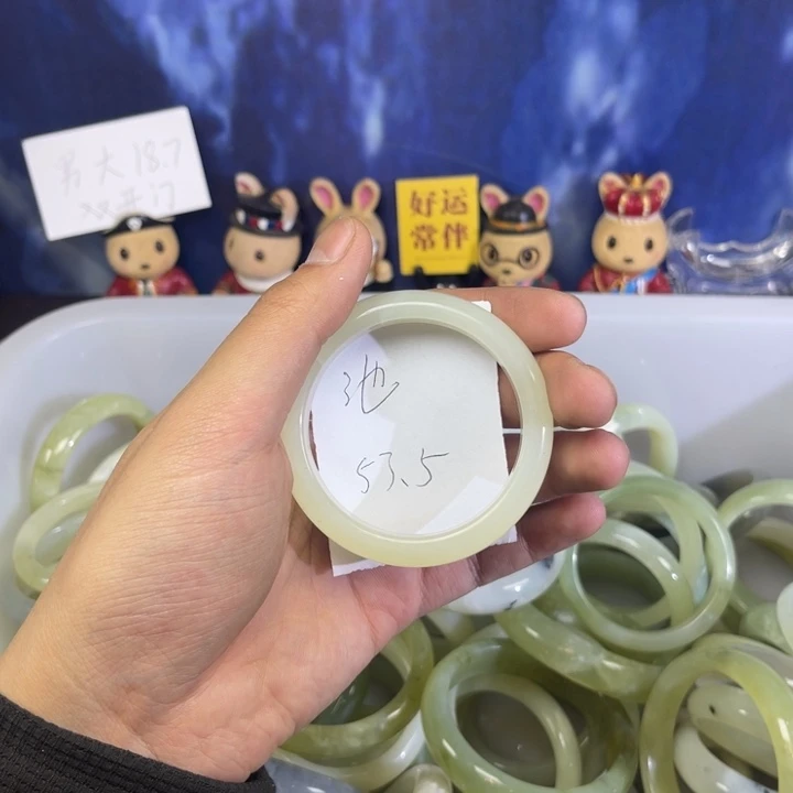 蛇纹石玉手镯未镶嵌池*