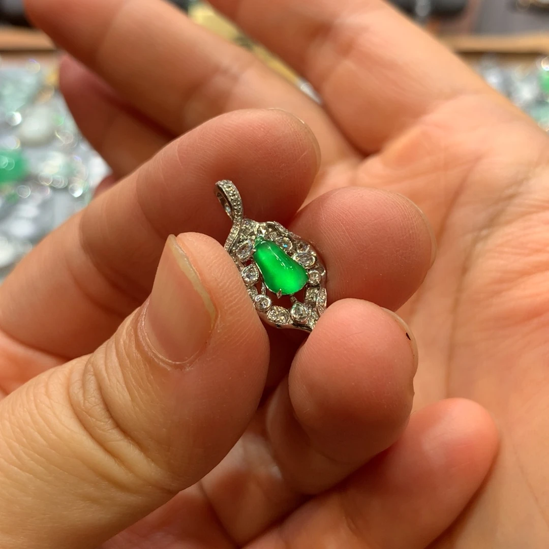 翡翠18K金镶嵌颈饰吊坠