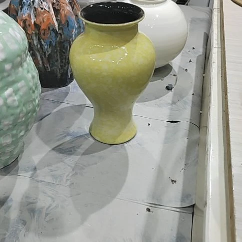 景德镇陶瓷奶黄色美人瓶