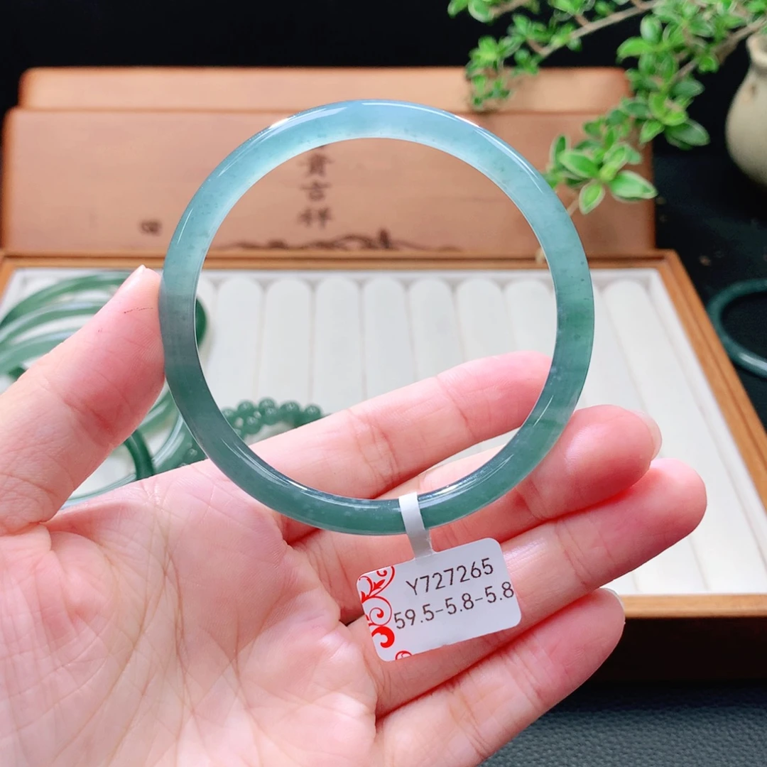 未镶嵌手镯（圆镯）翡翠