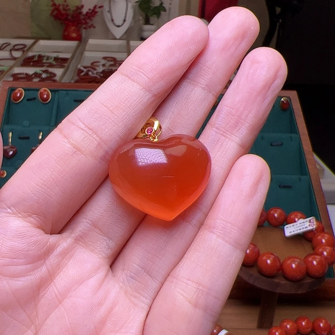 南红玛瑙18K金镶嵌吊坠保山河湾冰红爱心吊坠