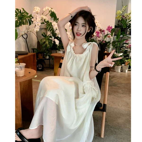 法式温柔风吊带连衣裙女夏季2025新款海边高级感度假沙滩裙小众裙