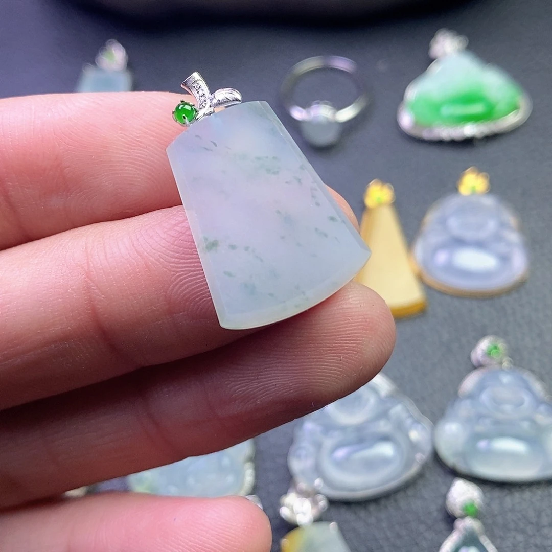 颈饰18K金镶嵌翡翠琳***?