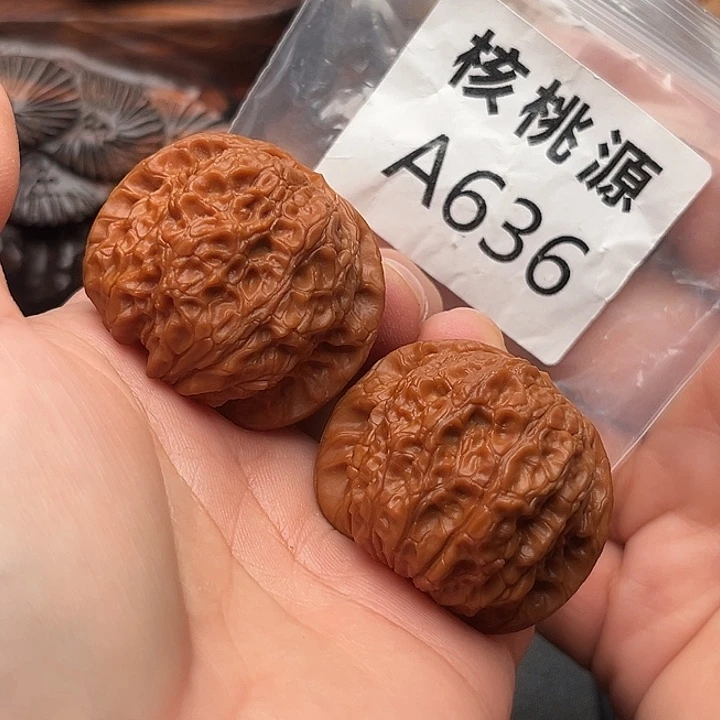 文玩核桃吊坠血麒麟40