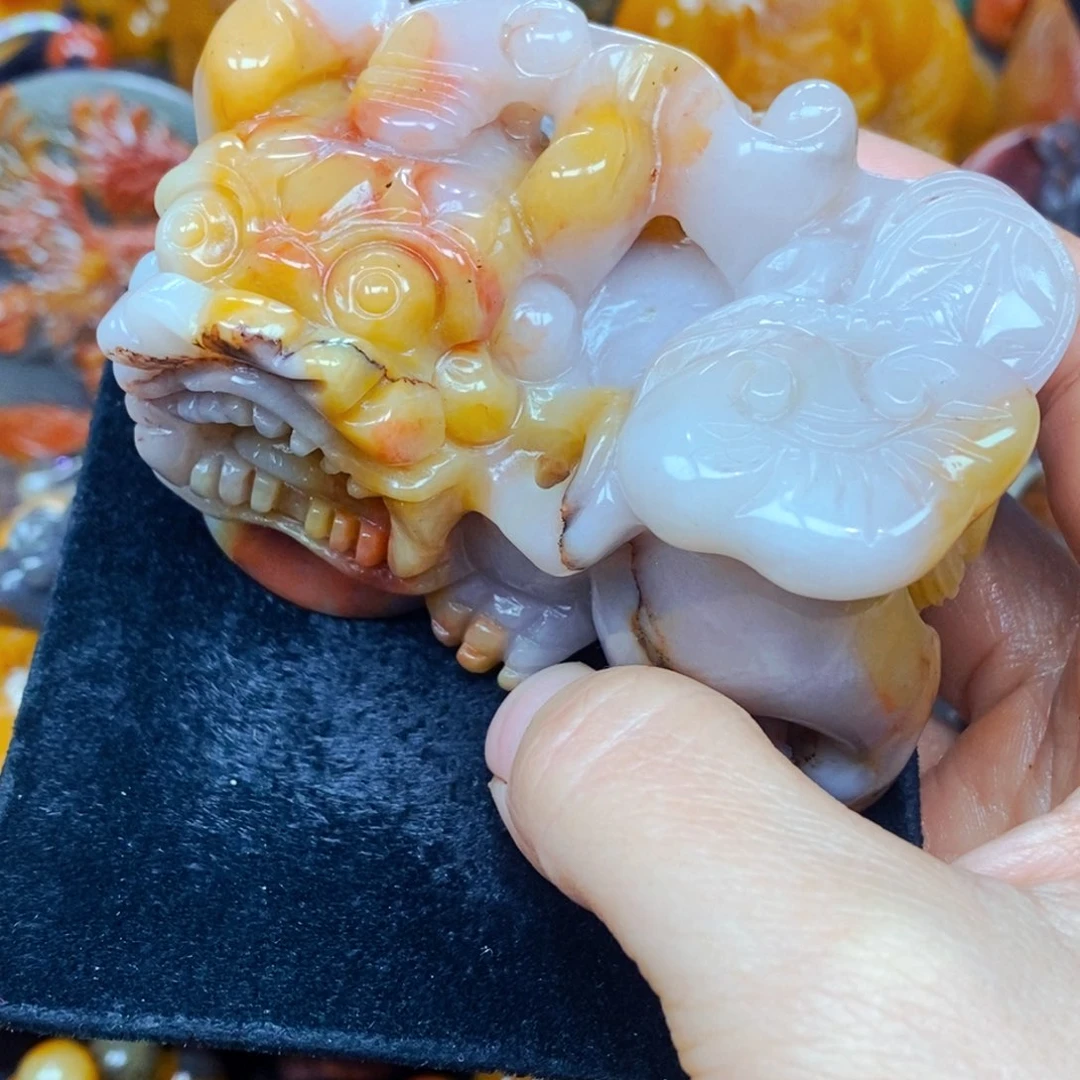 未镶嵌石英质玉（黄龙玉）颈饰