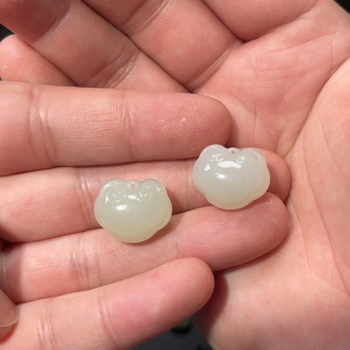 和田玉颈饰未镶嵌红**兵