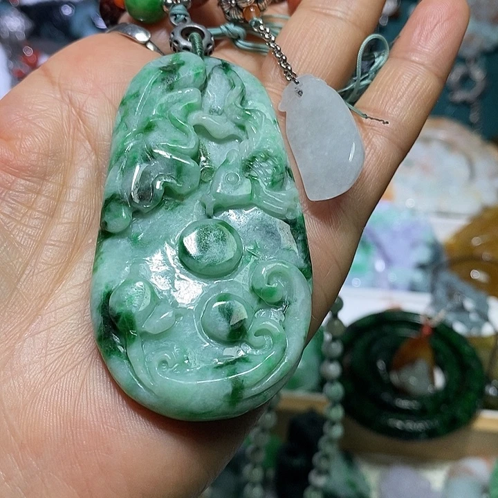 翡翠未镶嵌吊坠(赠链)