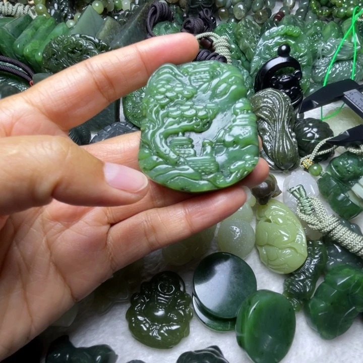 苟***神和田玉未镶嵌颈饰