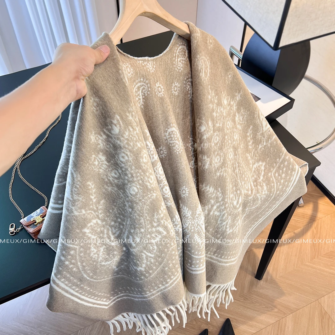 大方巾披肩女2025新款秋冬流苏保暖围巾空调房外搭斗篷毛呢外套