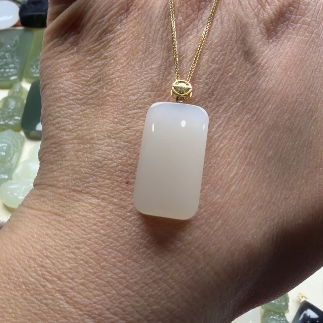 和田玉18K金镶嵌颈饰