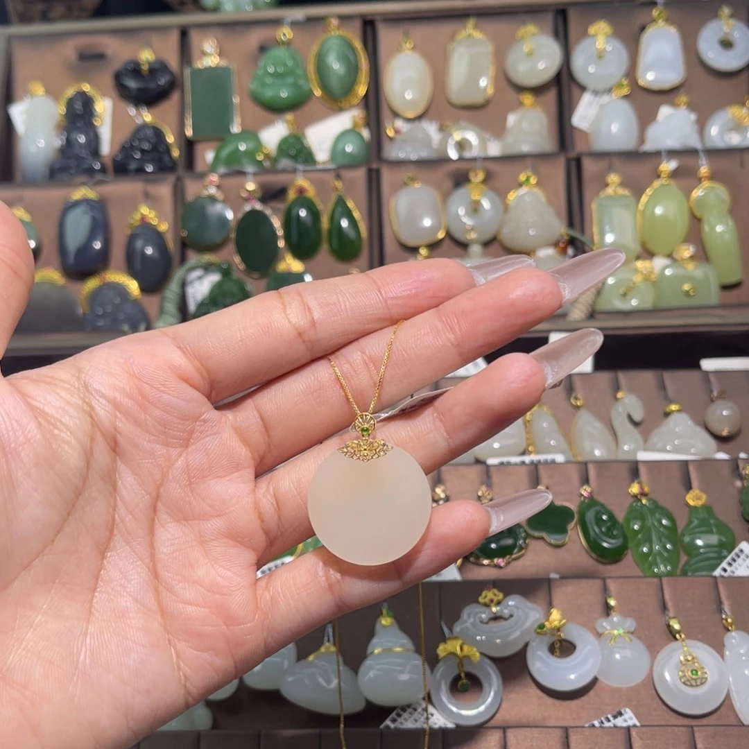 和田玉18K金镶嵌吊坠(赠链)