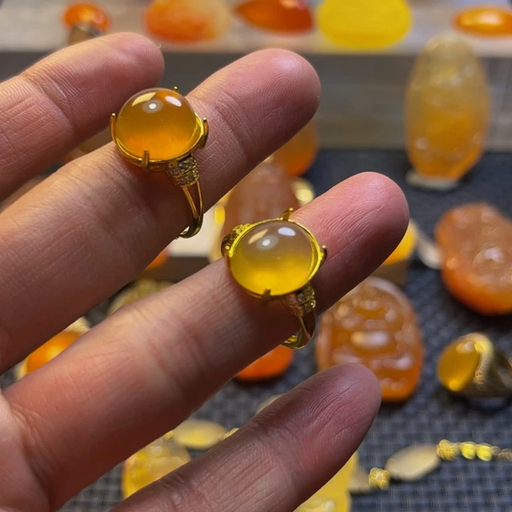 红***板石英质玉未镶嵌旦面