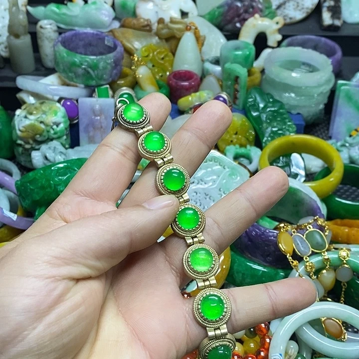 颈饰未镶嵌翡翠缅甸翡翠首饰市场