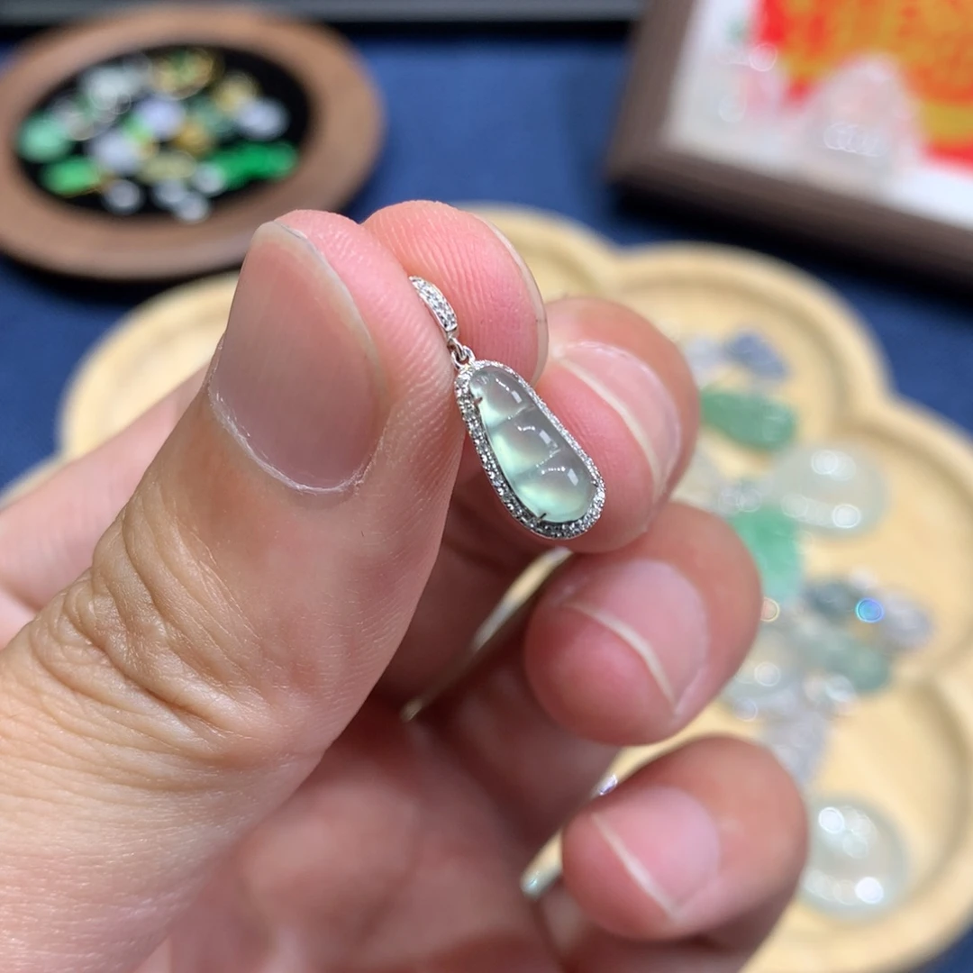 翡翠18K金镶嵌颈饰豆子