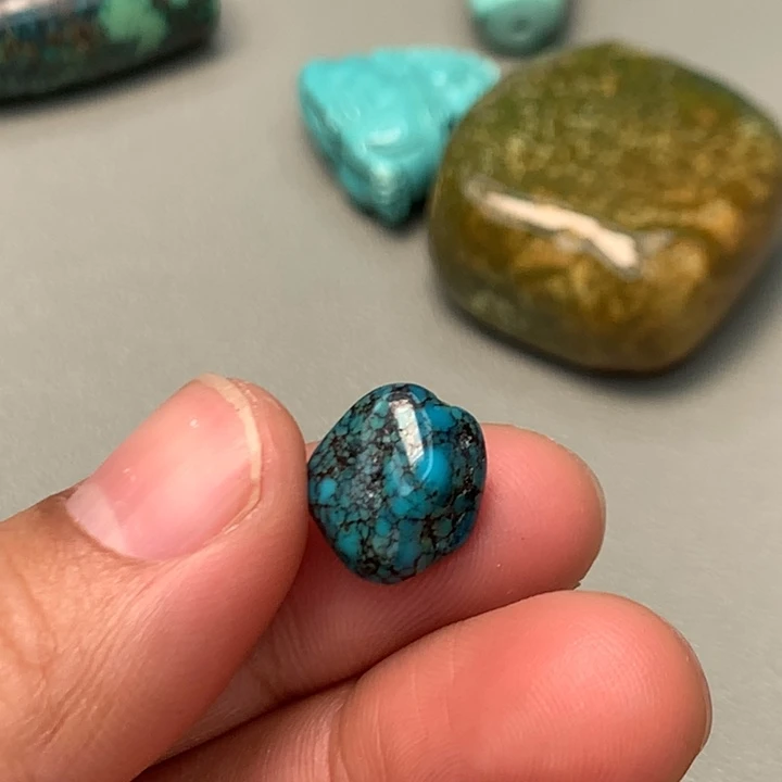 绿松石未镶嵌颈饰