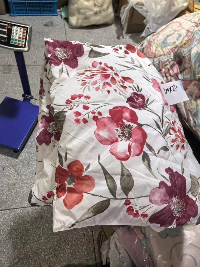 《厚广家》3楼200×230白色红花款化纤羽毛被 发1张4.9斤