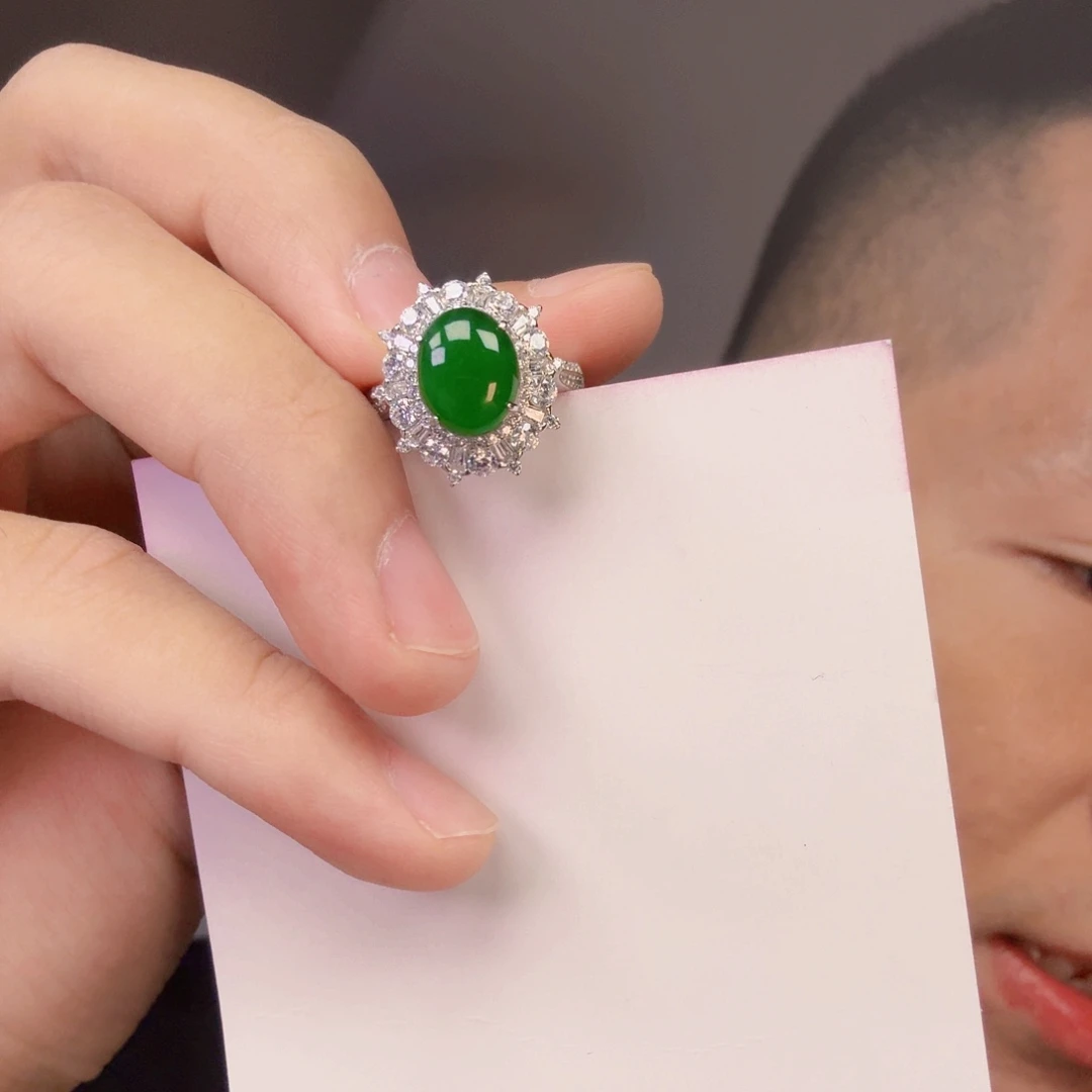 翡翠未镶嵌颈饰一件