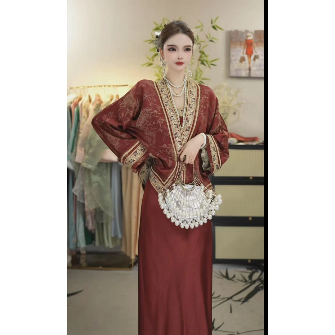 花享悦2025春季新款优雅休闲米白上衣和吊带裙WW（2506+2544）